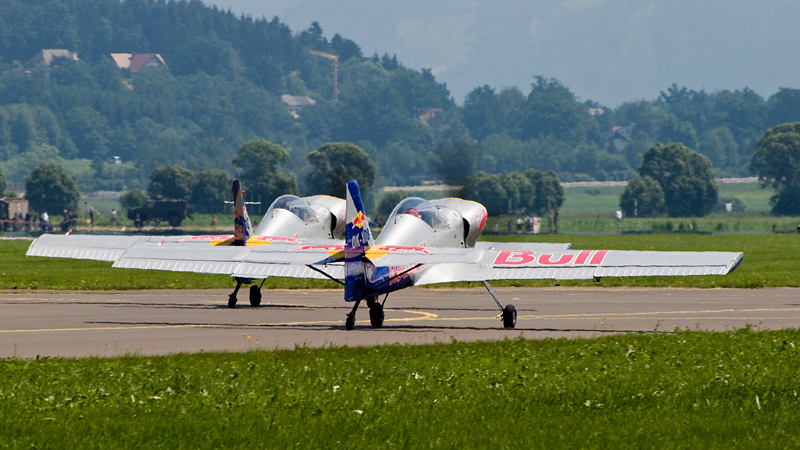106_AirPower_The Flying Bulls Aerobatics Team na Zlin-50 LX.jpg